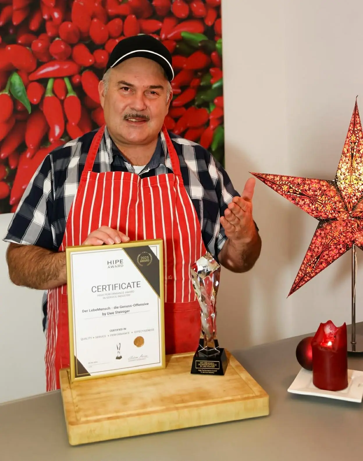 Uwe Steiniger präsentiert den HIPE AWARD für Qualität und Service im Bereich Online-Kochkurs und Genussvermittlung