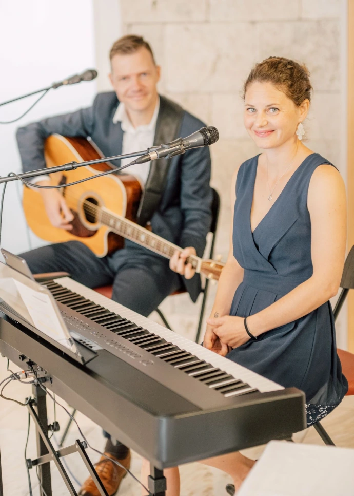 Liveband Duo mit Gesang und Instrumenten für Firmenevents in Bayern und Österreich
