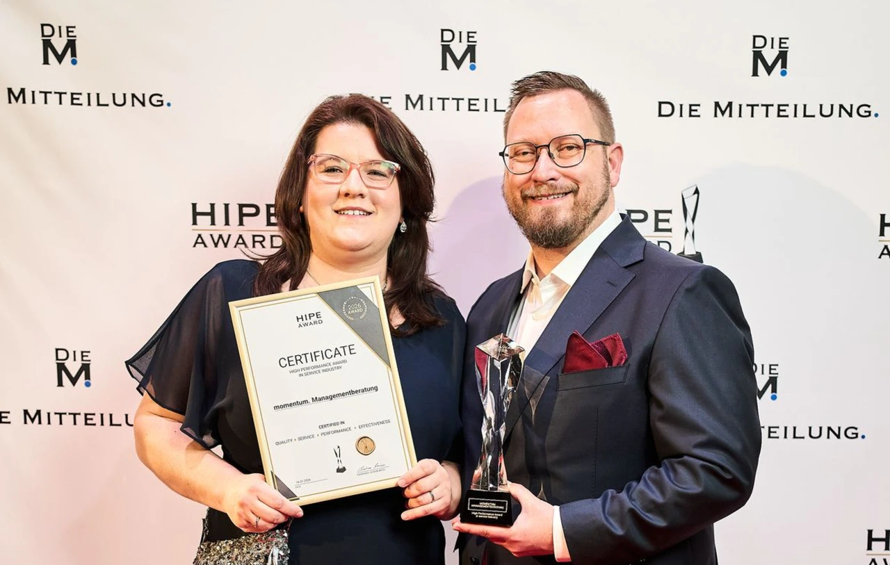 Dennis Schwarz erhält HIPE Award für momentum. Managementberatung – ISO Zertifizierung vorbereiten im produzierenden Mittelstand