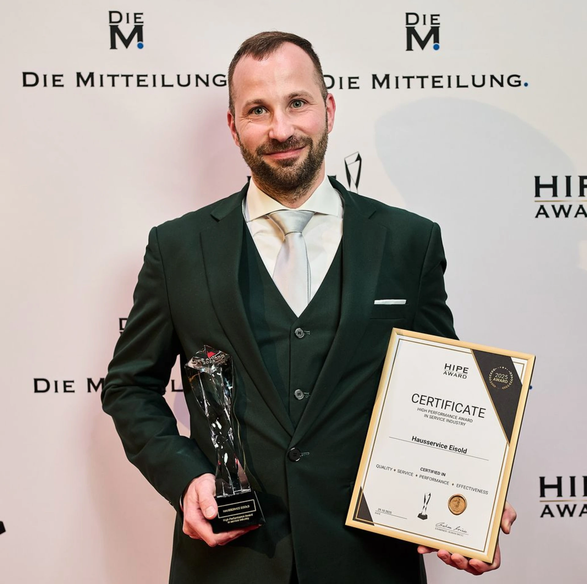 Geschäftsführer Andreas Eisold mit HIPE Award Auszeichnung für Hausmeisterservice Dresden
