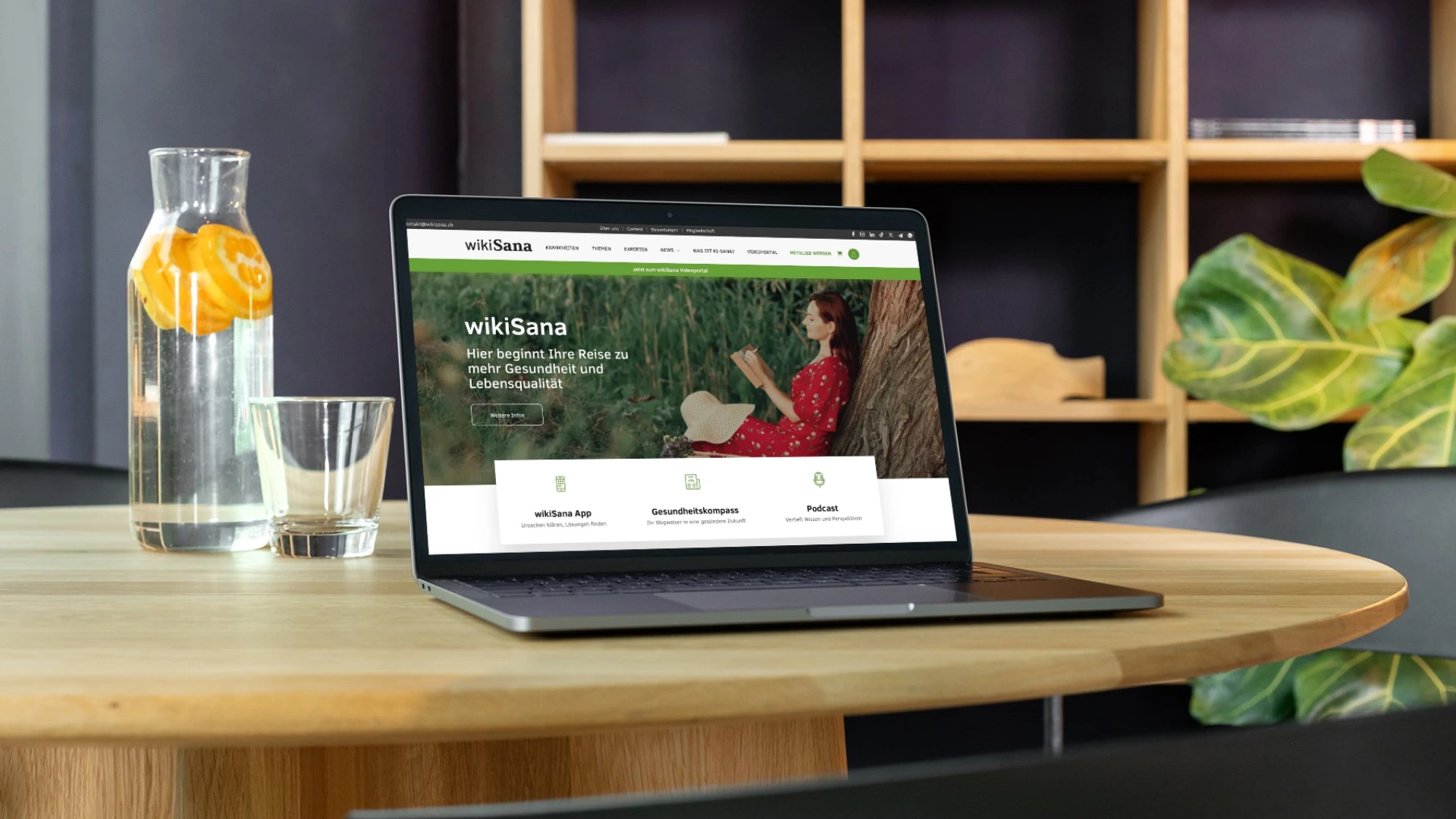 Laptop mit geöffneter wikiSana Website auf Tisch – Plattform für Gesundheit und Lebensqualität