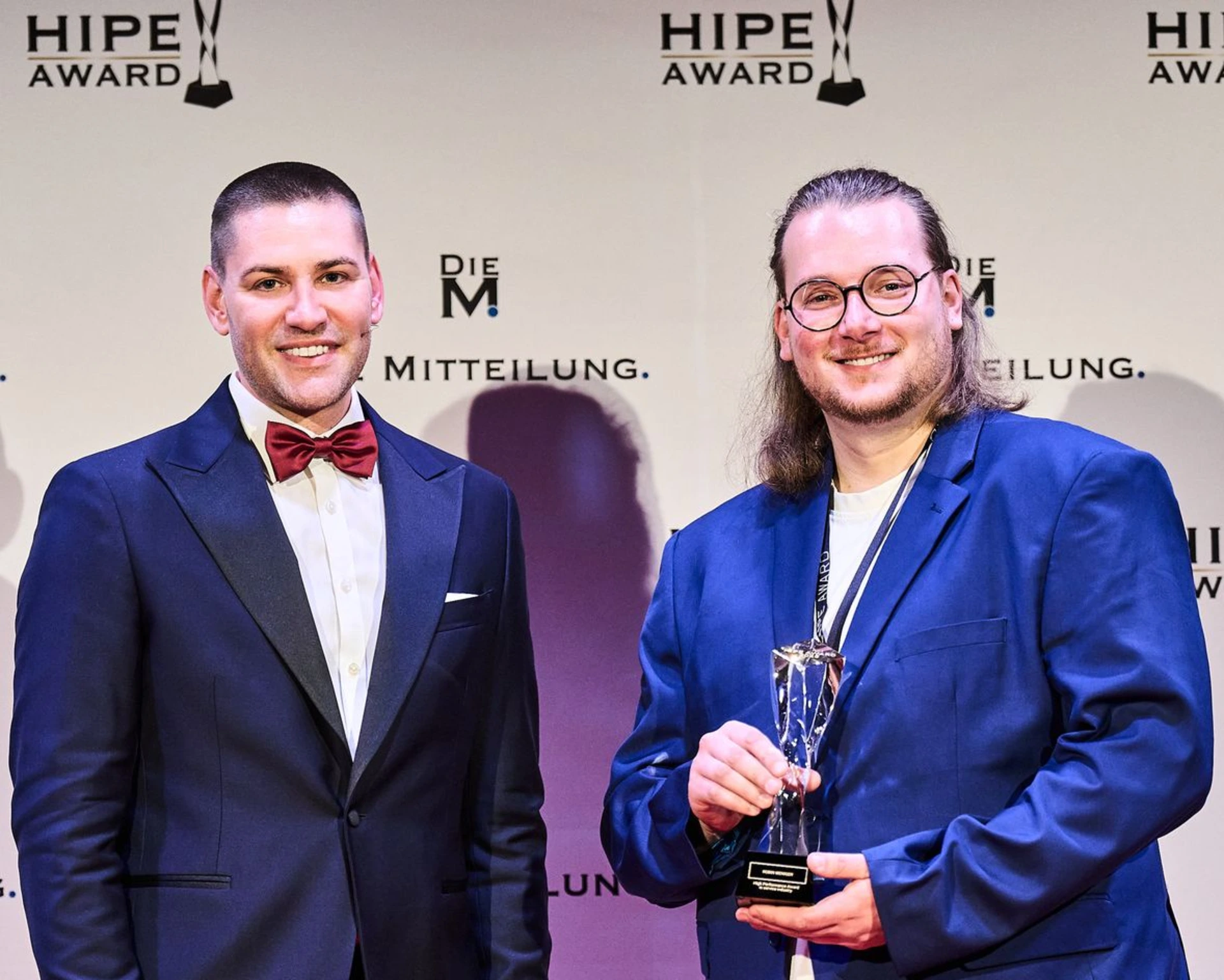Robin Weniger erhält HIPE Award für Firmenschulungen zu Canva, KI und Online-Moderation
