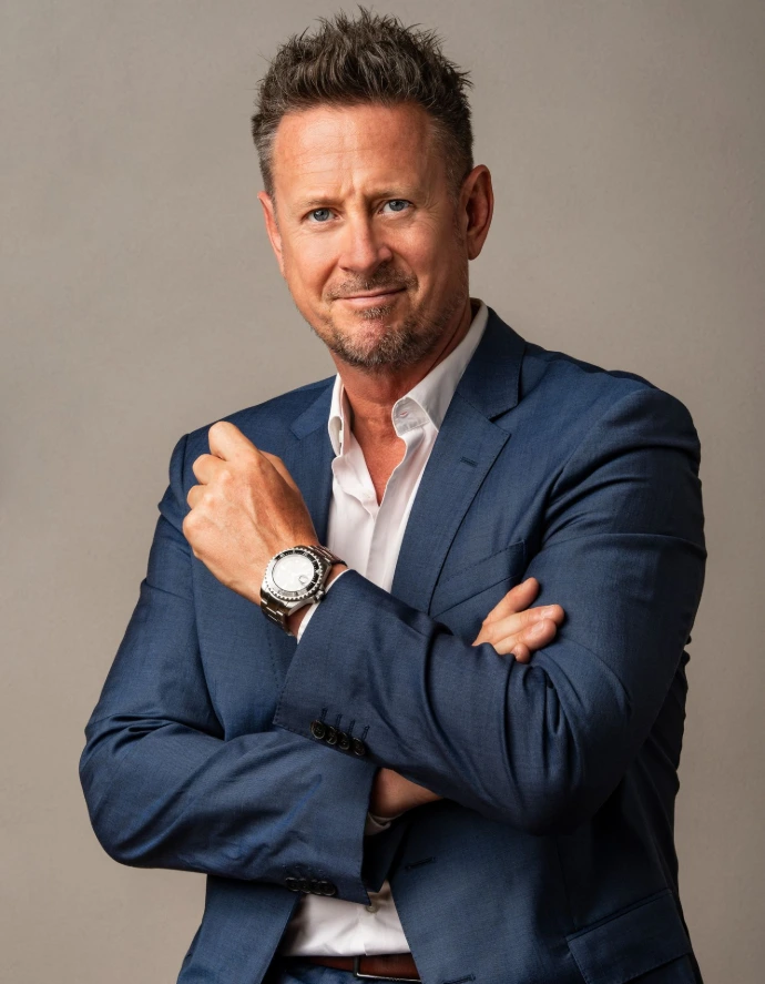 Mario Wagner Geschäftsführer Marketing Platzhirsch Portrait im Business Anzug