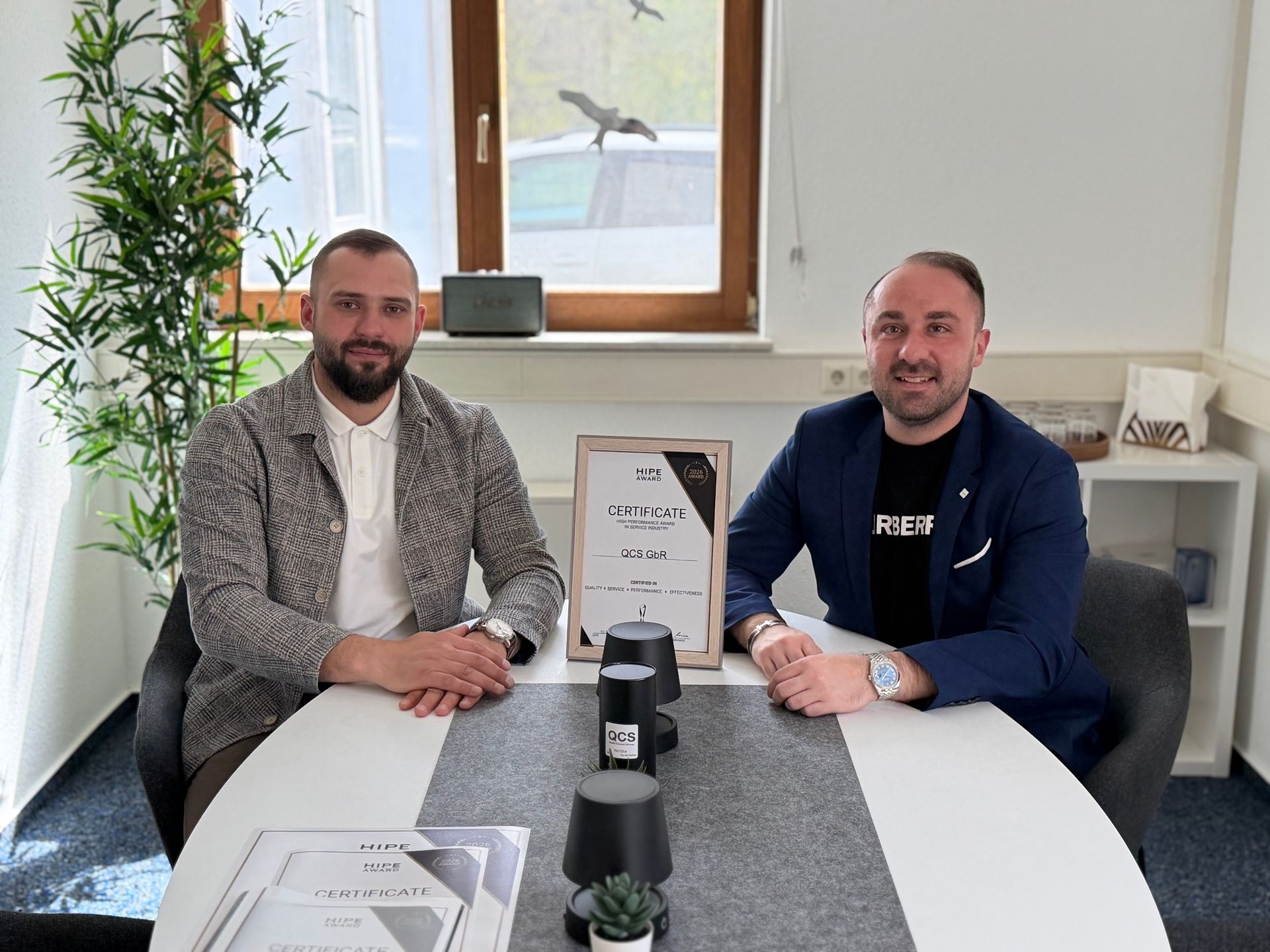 Joannis Theodoraklis und Georg Knaus von der QCS GbR mit der HIPE AWARD Auszeichnung QCS GbR erhält HIPE AWARD für geprüfte Dienstleistungsqualität