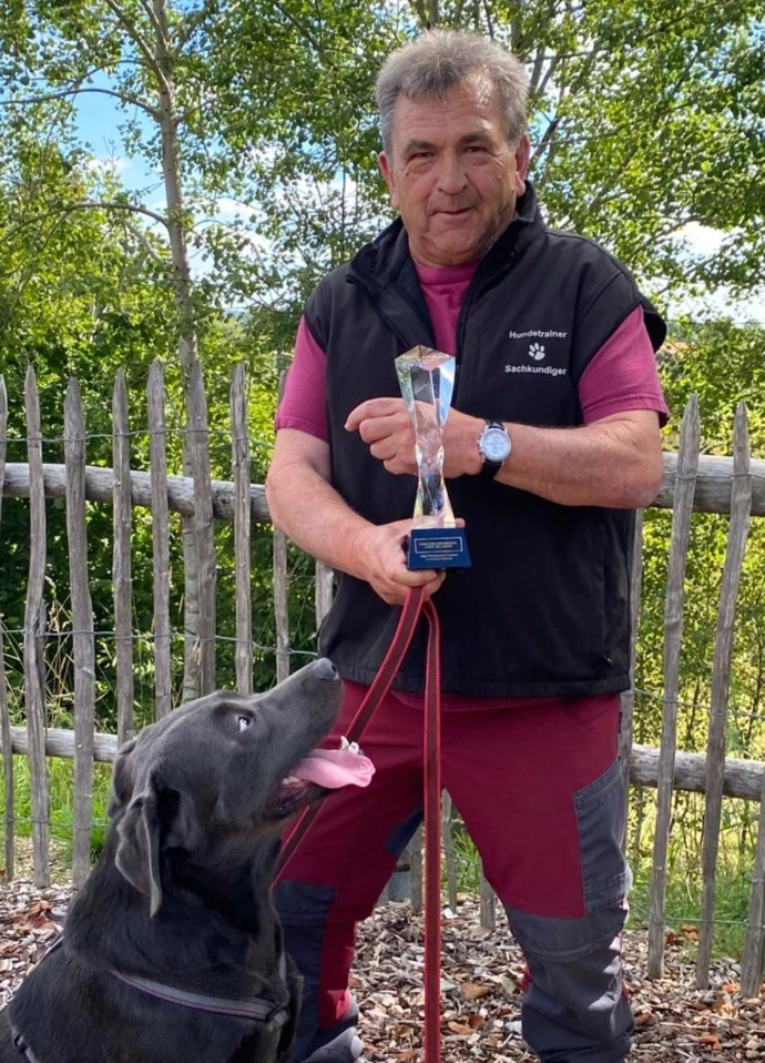 Josef Hellinger von Familienhund-Bavaria mit Hund und Auszeichnung für professionelles Hundetraining und Hundeschule in Bayern