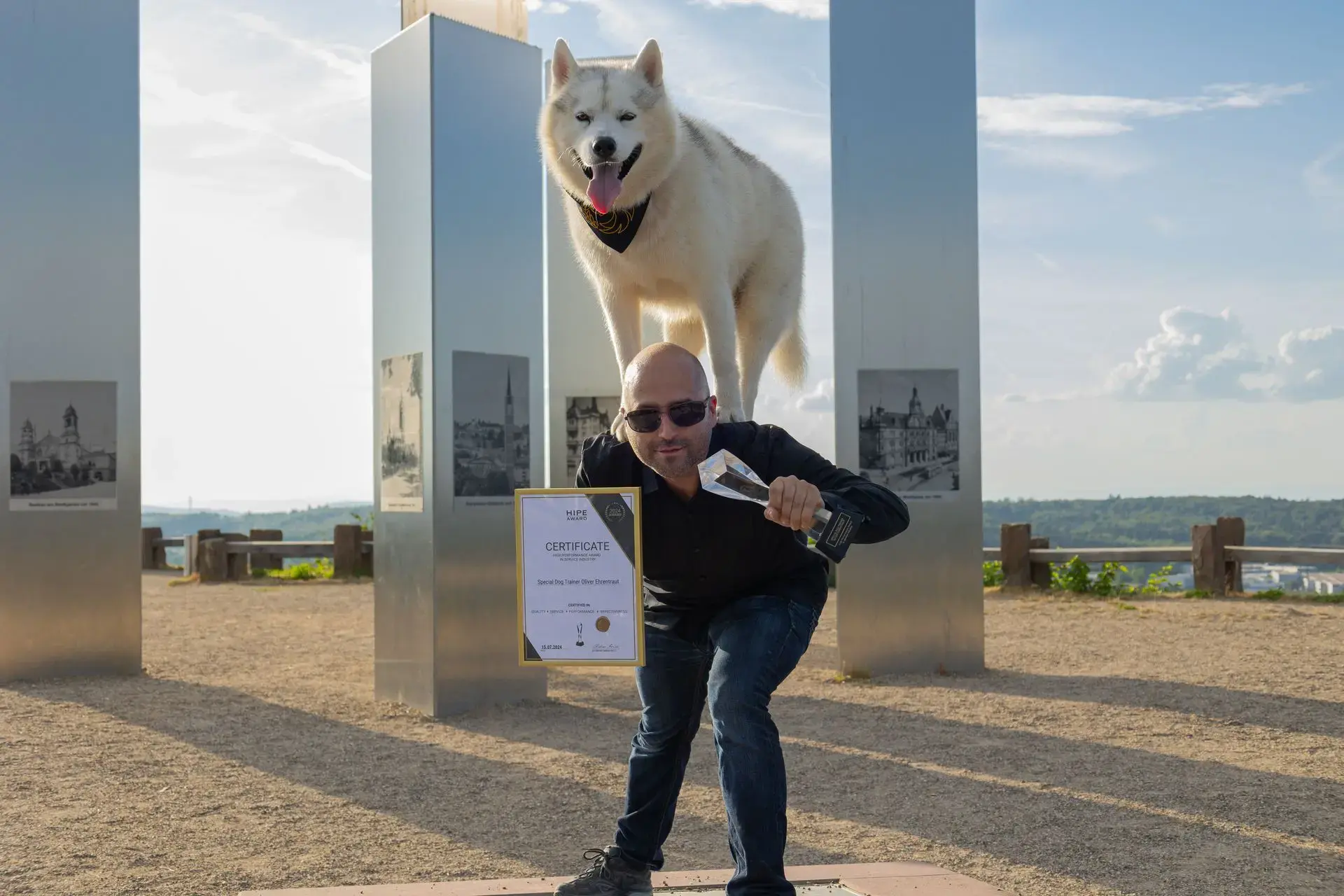 Oliver Ehrentraut mit Hund und HIPE AWARD – ausgezeichneter Hundetrainer bei Verhaltensproblemen