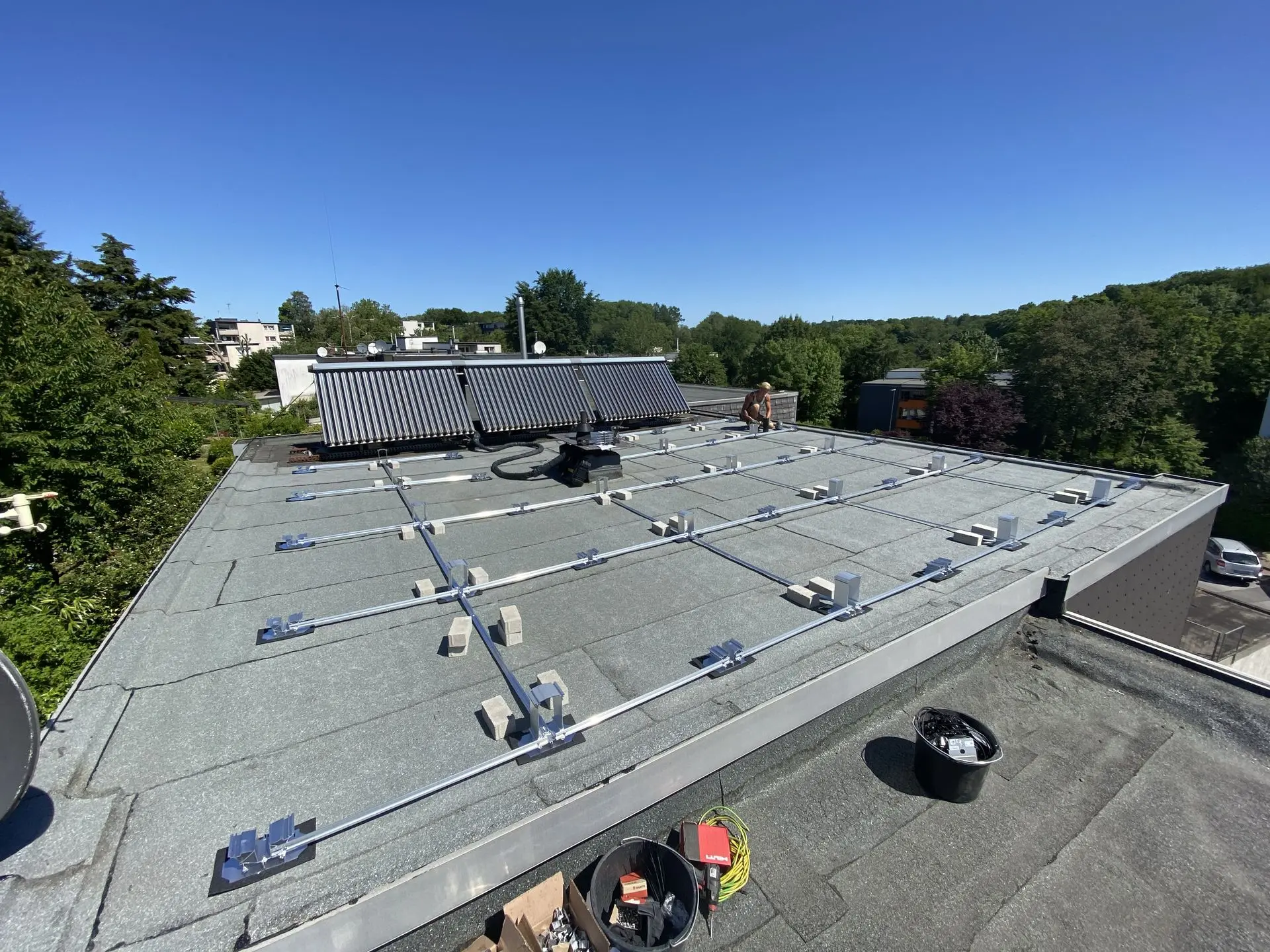Montagegestell für Ost-West-Solaranlage auf Flachdach – vorbereitet von Brenner Energie