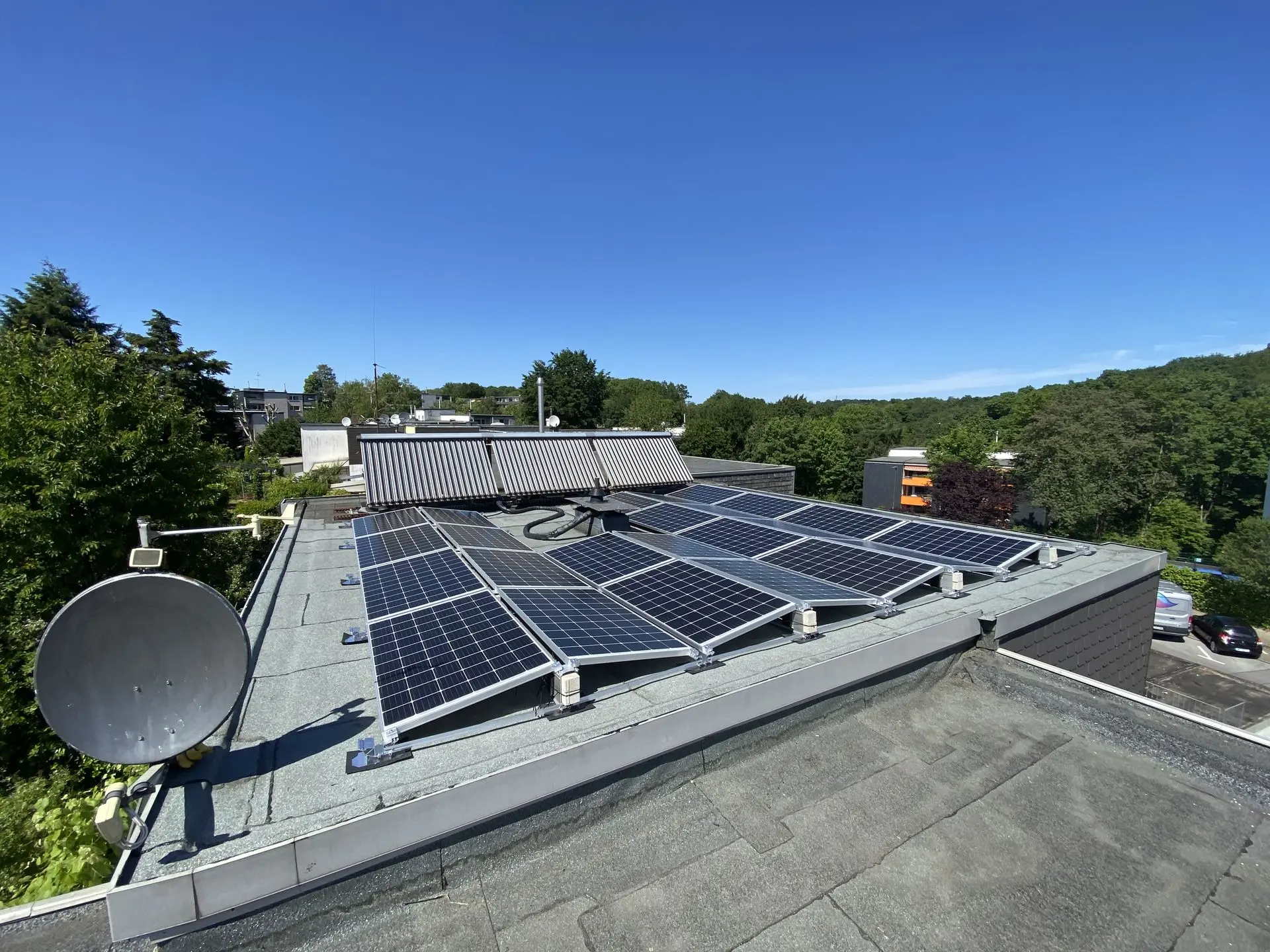 28 installierte Solarmodule auf Flachdach – Projekt von Brenner Energie GmbH
