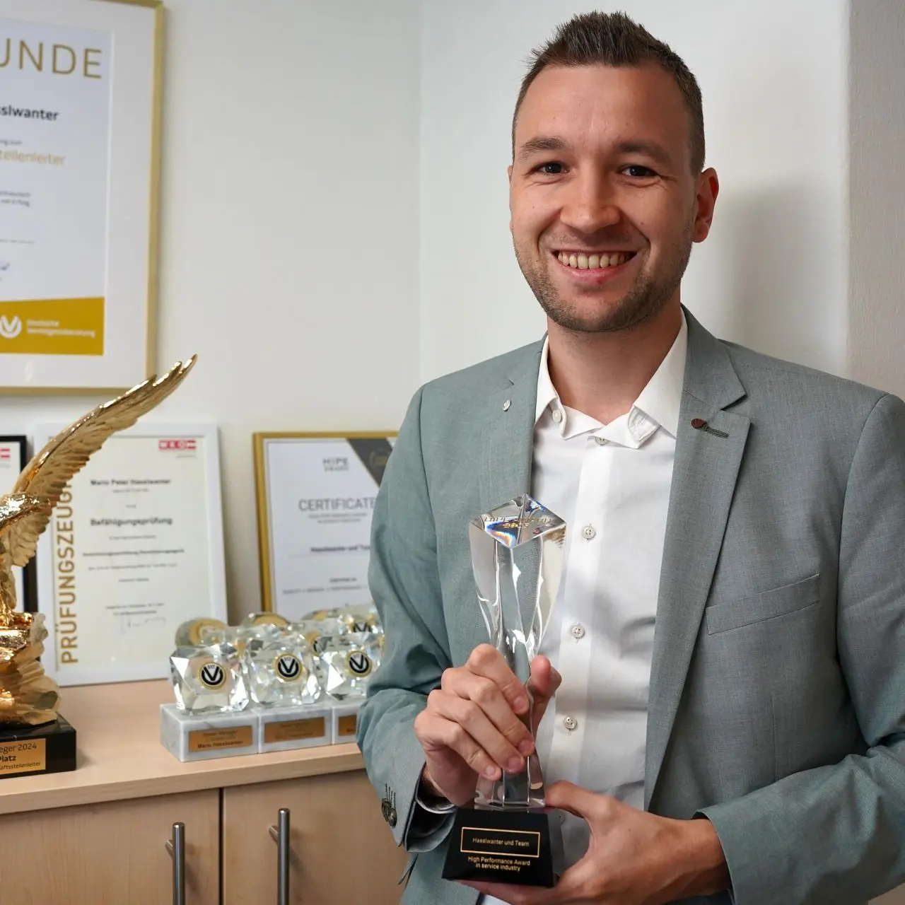 Mario Hasslwanter von Deutsche Vermögensberatung Hasslwanter & Team in Innsbruck mit HIPE Award für exzellente Servicequalität