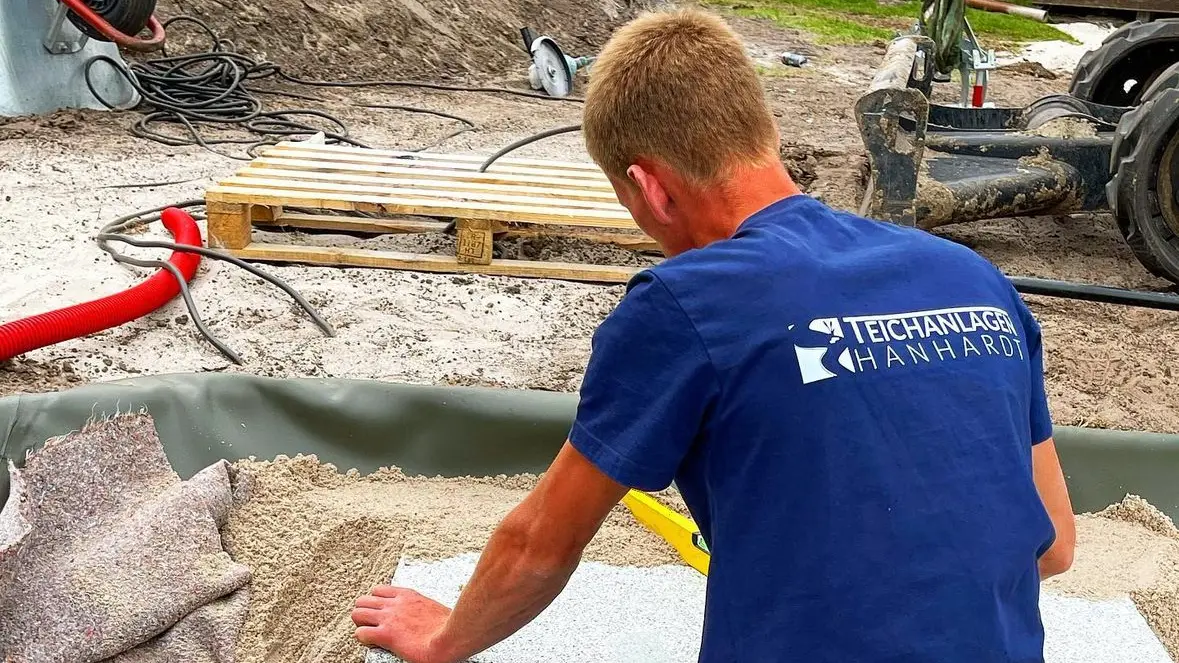 Ole Hanhardt von Teichanlagen Hanhardt beim Bau eines Naturschwimmteichs auf einer Baustelle