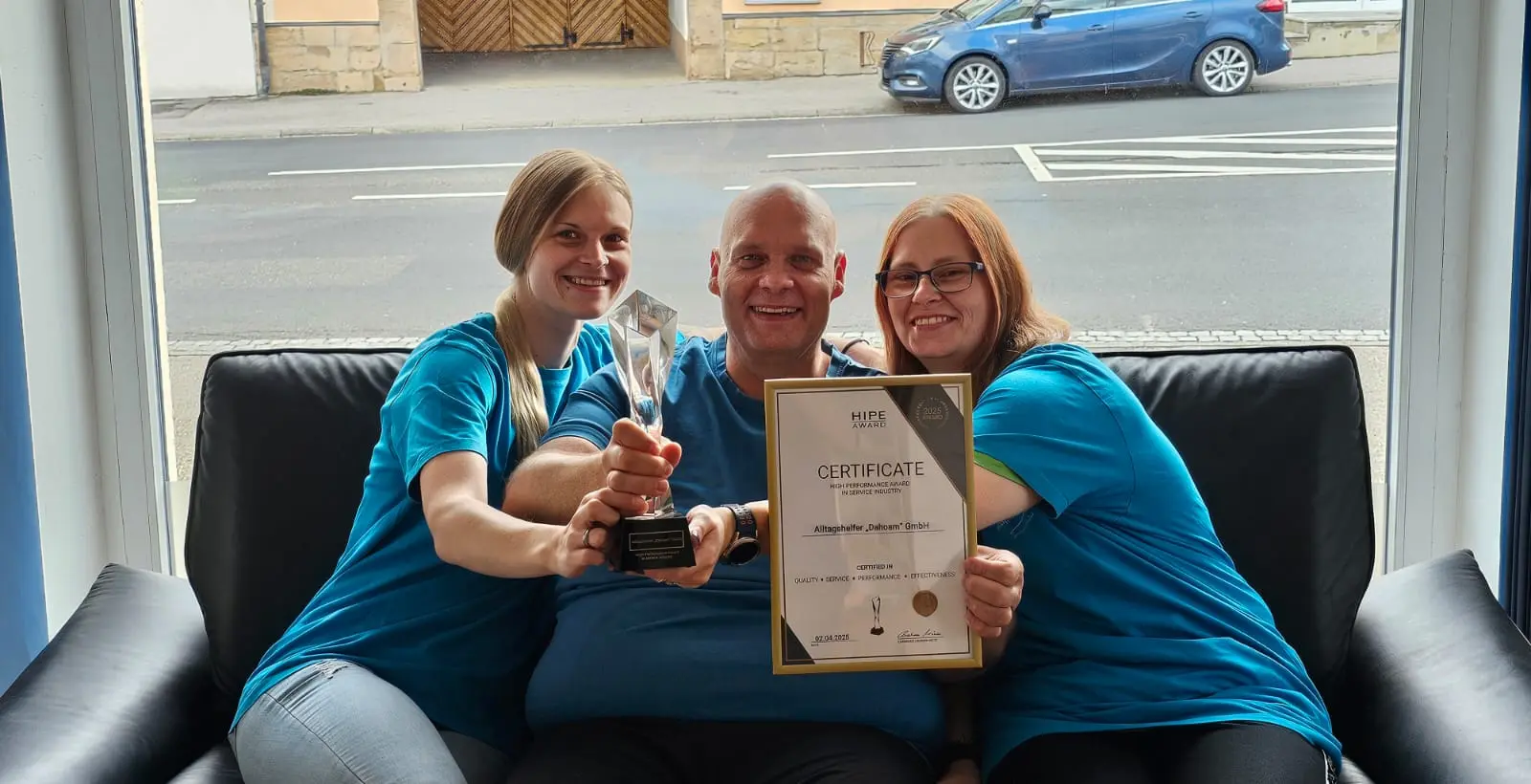 Team der Alltagshelfer „Dahoam“ GmbH gewinnt HIPE AWARD für kostenlose Haushaltshilfe