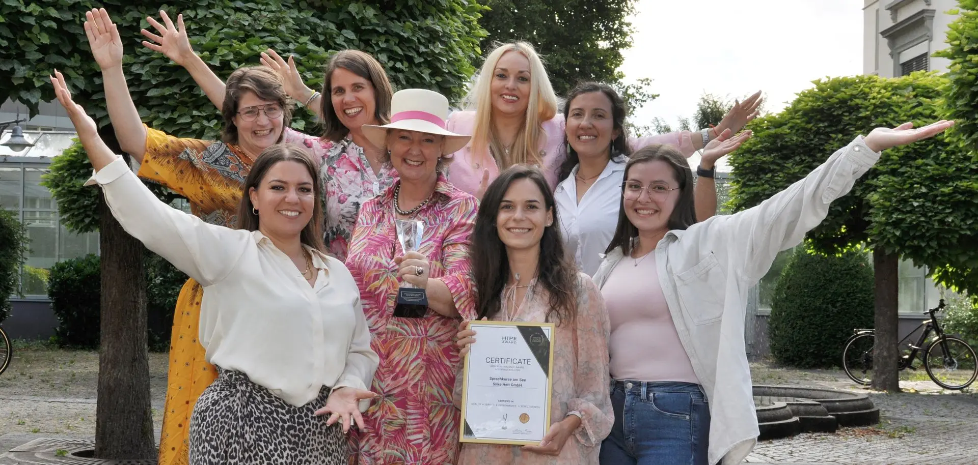 Team der Sprachkurse am See Silke Heit GmbH in Kreuzlingen feiert den HIPE AWARD – Sprachkurse Bodensee