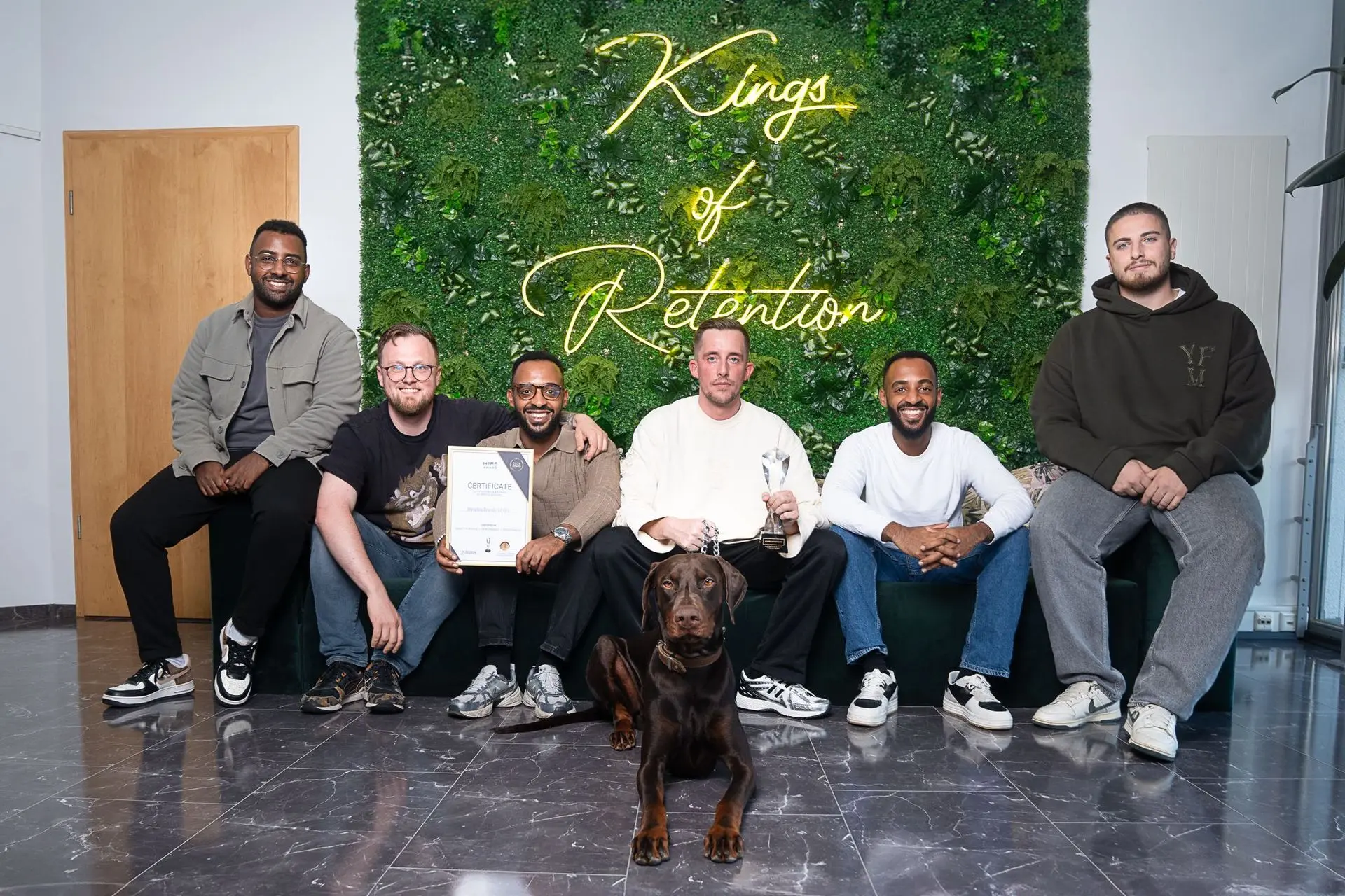 Team der Invisible Brands GmbH präsentiert den HIPE AWARD für exzellenten Service