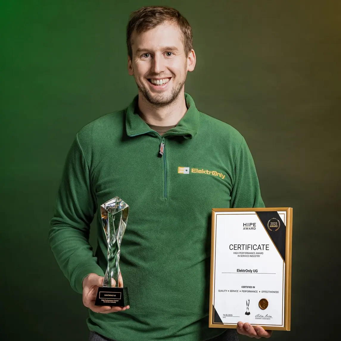 ElektrOnly Geschäftsführer Kristian Buske – Auszeichnung für Photovoltaik Eigenverbrauch Optimierung Kristian Buske von ElektrOnly mit HIPE AWARD für hochwertige Photovoltaik Eigenverbrauchsoptimierung und Elektrotechnik